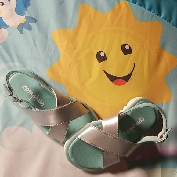GIRLS Criss Cross Sandals - Picture 1 of 4